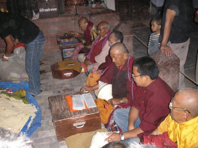 cerimonia serale dei monaci a Boudhanat