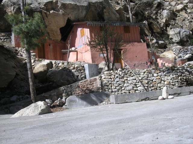 casetta nella grotta dove swami Ramachandrananda ha abitato per 2 anni